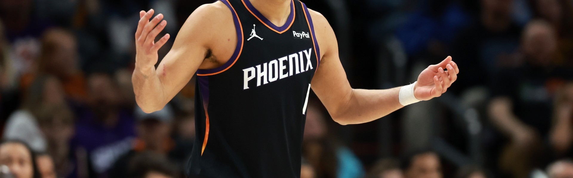 开云集团平台-火药味！布克认为被夹臂推了拉松&amp;哈克斯替队友出头 双双被吹技犯